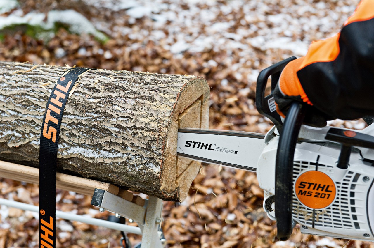 Festgezurrtes Stammstück wird mit einer STIHL Benzin-Kettensäge MS 201 C-M mit M-Tronic ausgehöhlt