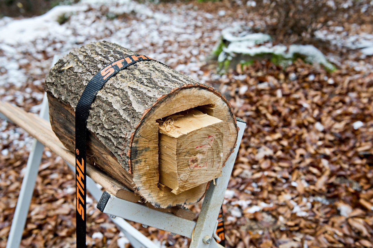 Das Mittelstück aus dem Stammstück entfernen, das mit einem STIHL Spanngurt fixiert wurde