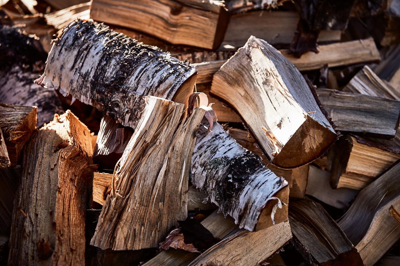 Unordentlicher Stapel mit Holzscheiten