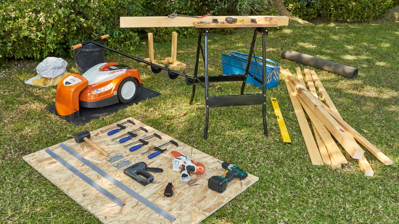 Nahaufnahme: Übersicht der Geräte und Materialien, die benötigt werden, um eine Mähroboter Garage selber zu bauen, STIHL iMOW® Mähroboter