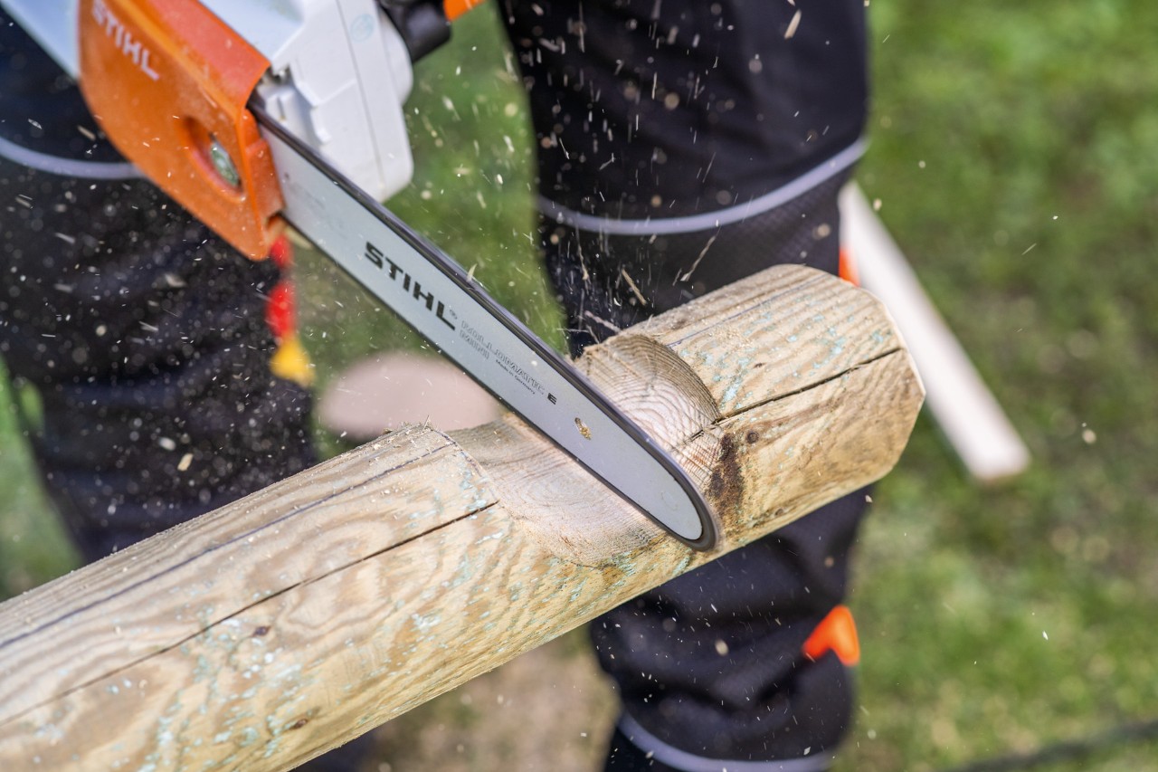 Mit einer STIHL Kettensäge wird die Aussparung in die Palisade gesägt
