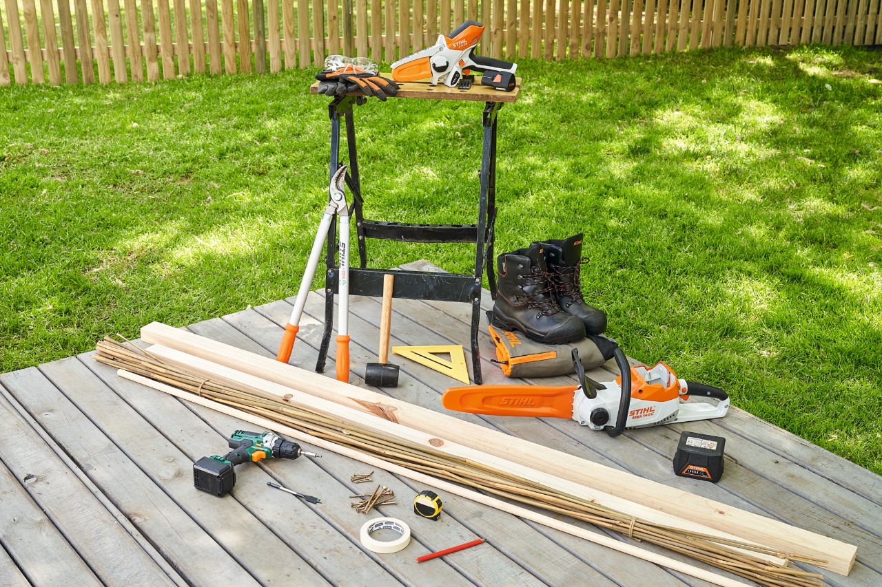 Akku-Motorsäge STIHL MSA 140, Akku-Gehölzschneider GTA 26 und weiteres Material und Werkzeug, um Sichtschutz zu bauen