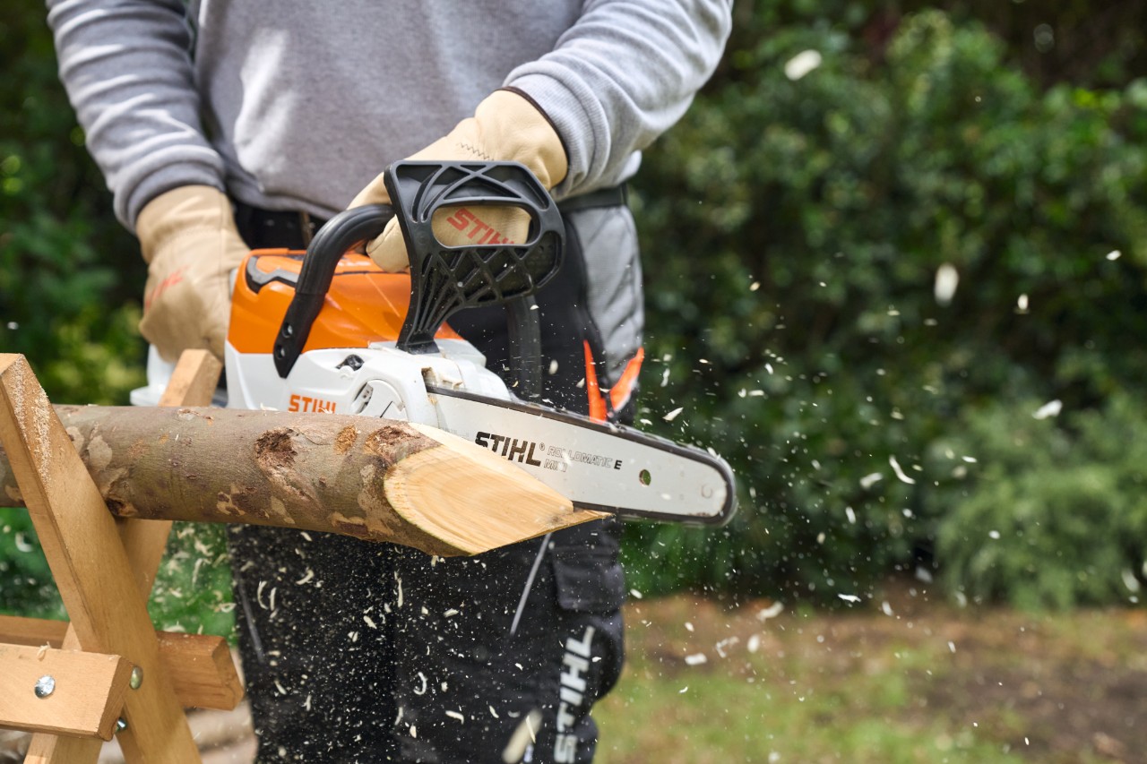 Mit einer Akku-Motorsäge STIHL MSA 70 wird ein Baumpfahl angespitzt