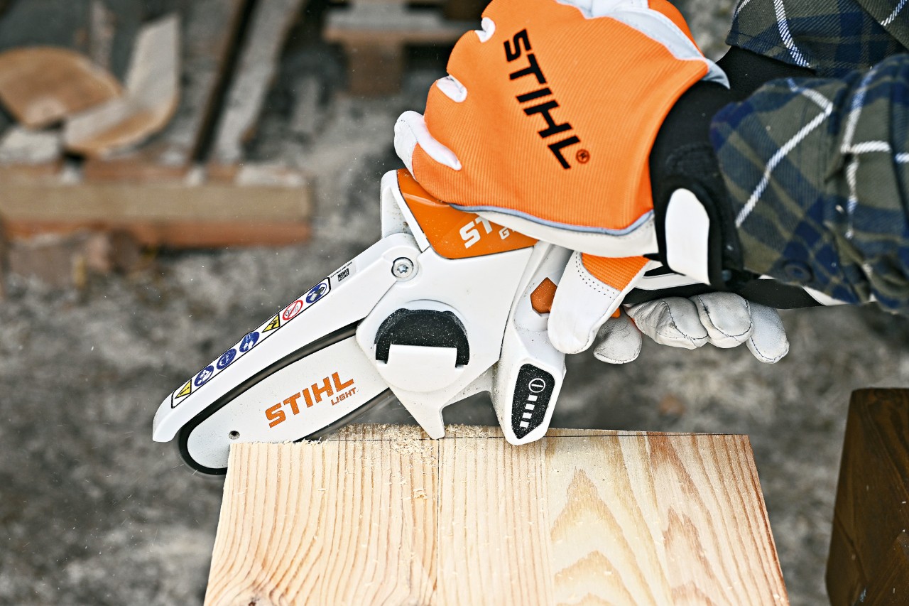Mit einem STIHL Akku-Gehölzschneider GTA 26 wird Schrägung für Seitenwand eines Igelhauses abgesägt