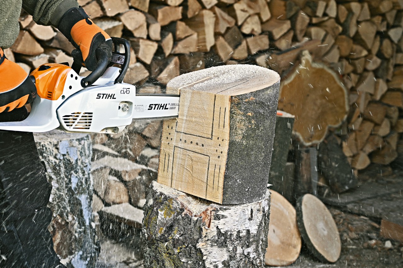  Mit einer STIHL Benzin-Motorsäge MS 151 C werden die Aussparungen für ein Insektenhotel eingesägt