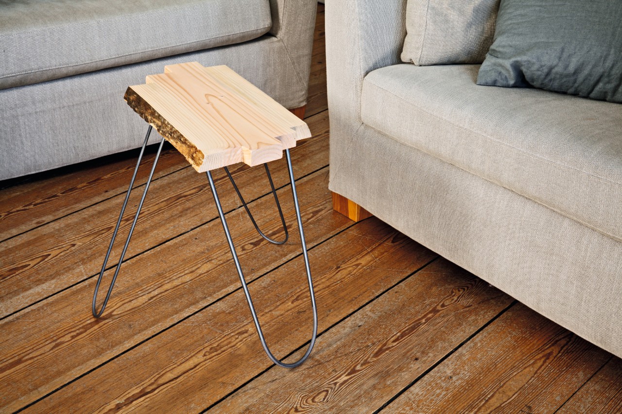 Beistelltisch aus Holz zum Selberbauen steht in einem Wohnzimmer