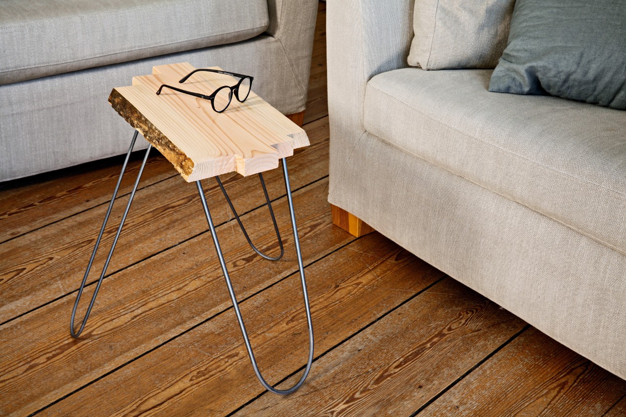  Beistelltisch aus Holz zum Selberbauen steht neben Sofa und Sessel
