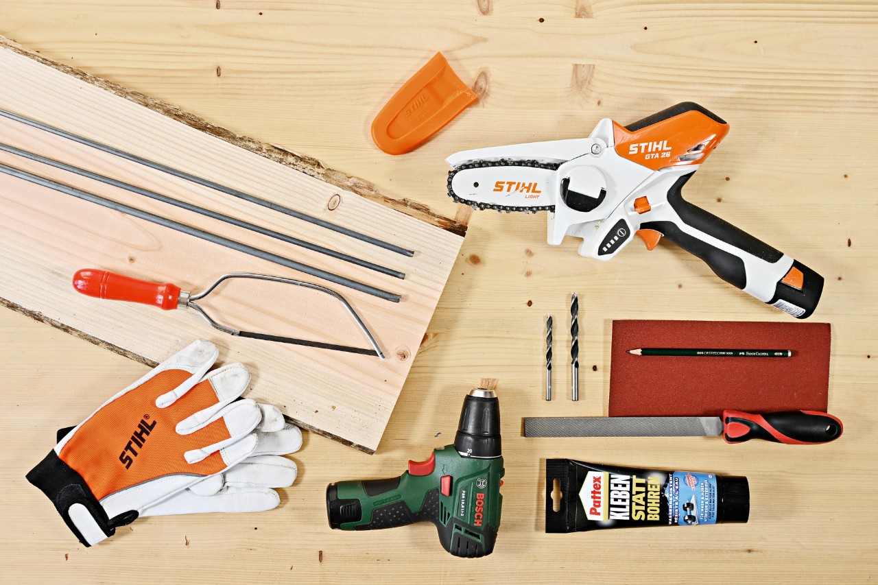 Material, um einen Beistelltisch selber zu bauen: STIHL Akku-Gehölzschneider GTA 26, Handschuhe, Akkuschrauber und mehr 