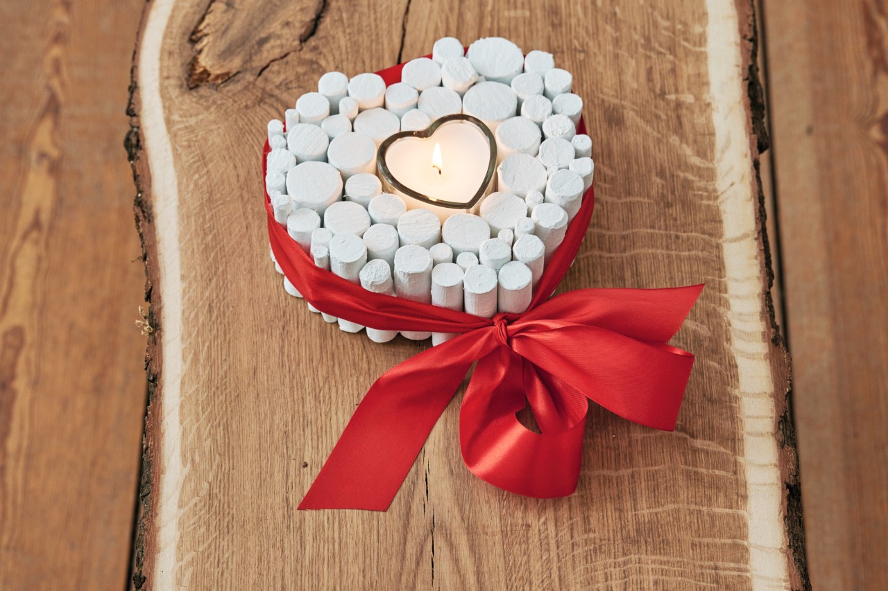 Holzherz aus weißen Zweigen und Kerze mit roter Schleife dekorieren als DIY-Geschenk für Muttertag oder Valentinstag