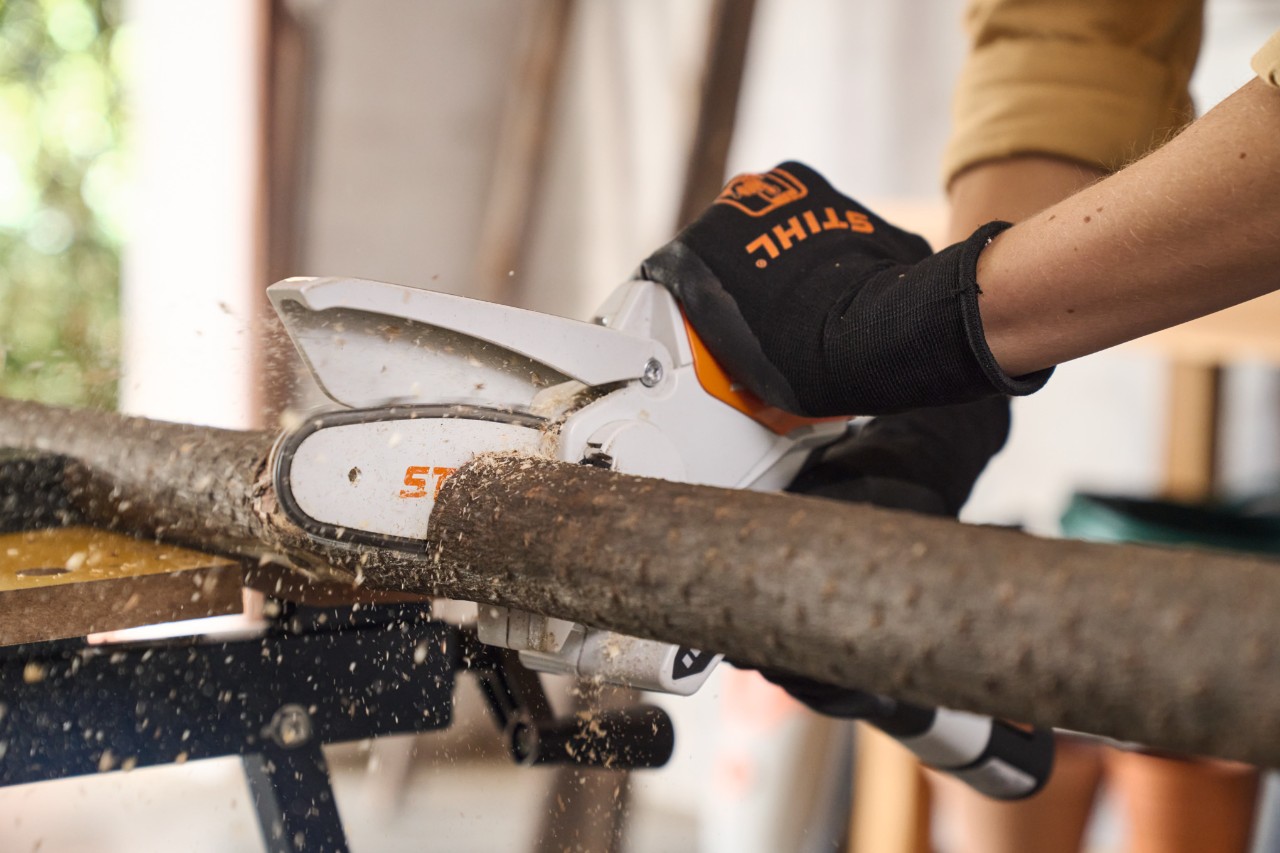 Nahaufnahme, wie jemand mit dem Gehölzschneider STIHL GTA 26 einen Ast zurechtsägt