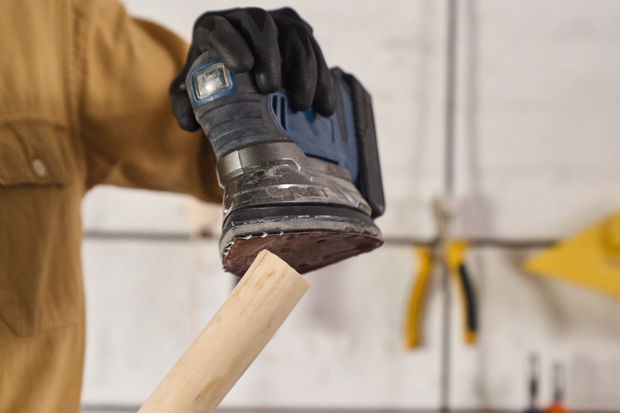 Die Schnittkanten der Hölzer für den DIY-Kleiderständer werden geschliffen