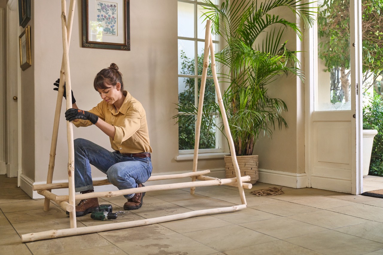 Die Querleisten des selber gebauten Kleiderständers sind nun angebracht, nur die Garderobenstange liegt noch auf dem Boden