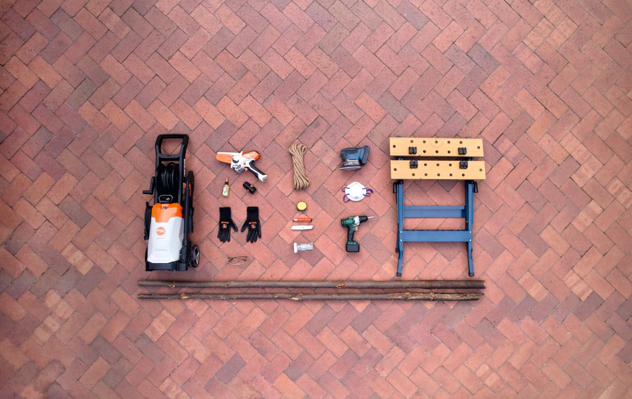 Material und Werkzeug, um einen Kleiderständer selber zu bauen, zum Beispiel der Hochdruckreiniger STIHL RE 100 und der Gehölzschneider STIHL GTA 26