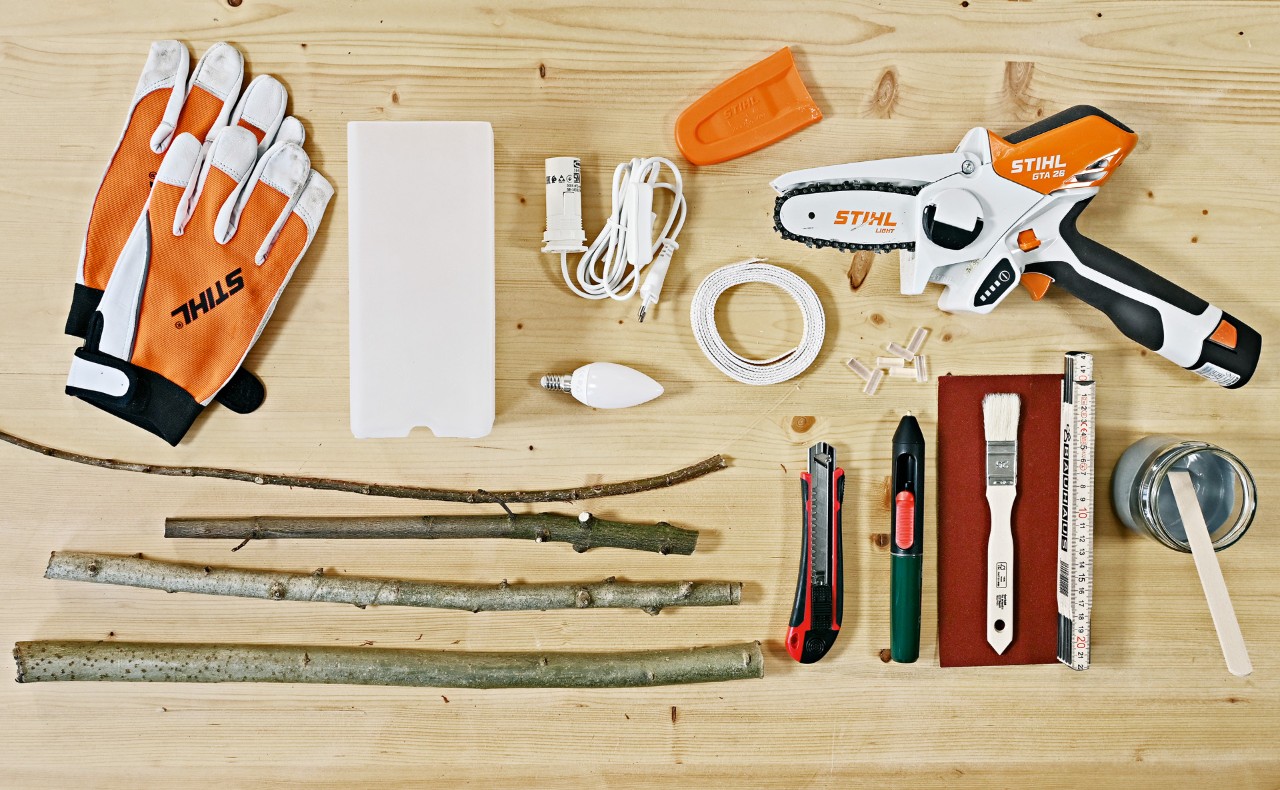  Material, um eine Lampe aus Ästen selber zu bauen: Handschuhe, STIHL Akku-Gehölzschneider GTA 26, Äste, Leuchtmittel u. v. m.