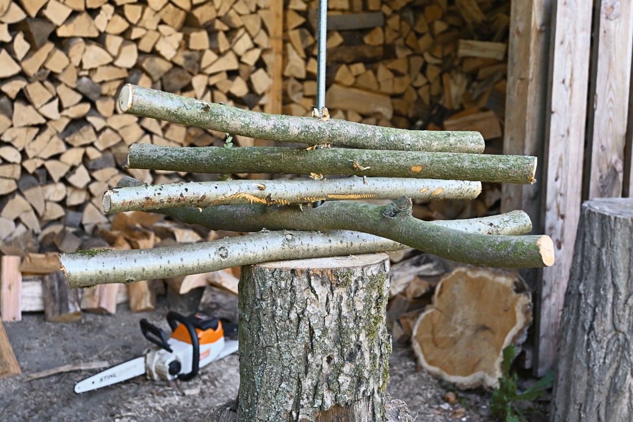 Gewindestange im Baumabschnitt mit versetzt aufgesteckten Ästen für den Weihnachtsbaum aus Ästen und Holz