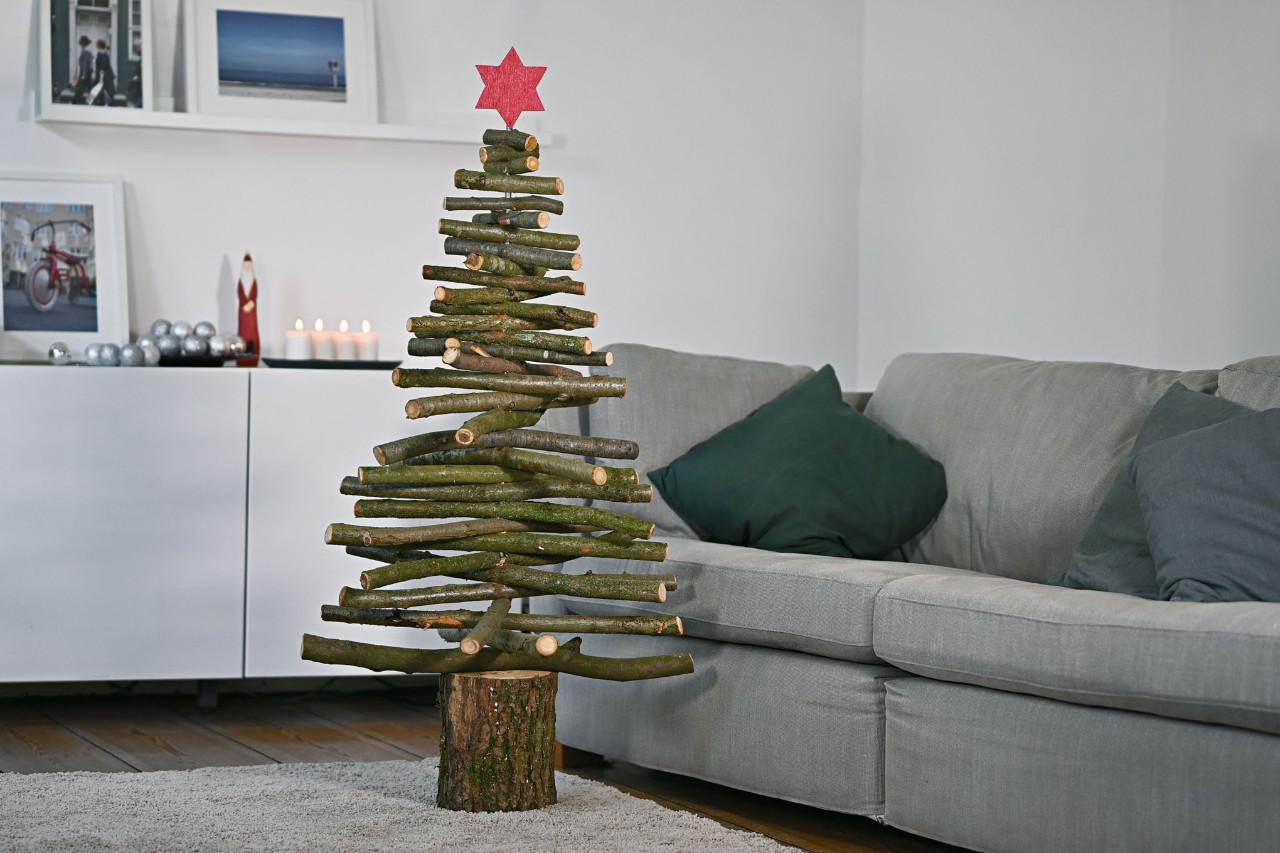Selbstgebauter Weihnachtsbaum aus Holz in einem weihnachtlich geschmückten Innenraum
