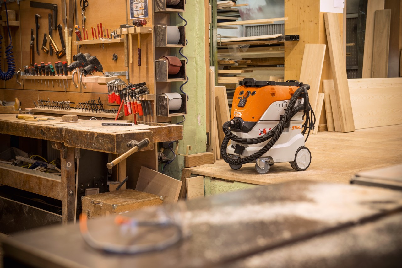 STIHL Nass- und Trockensauger SE 133 ME steht in einer Werkstatt