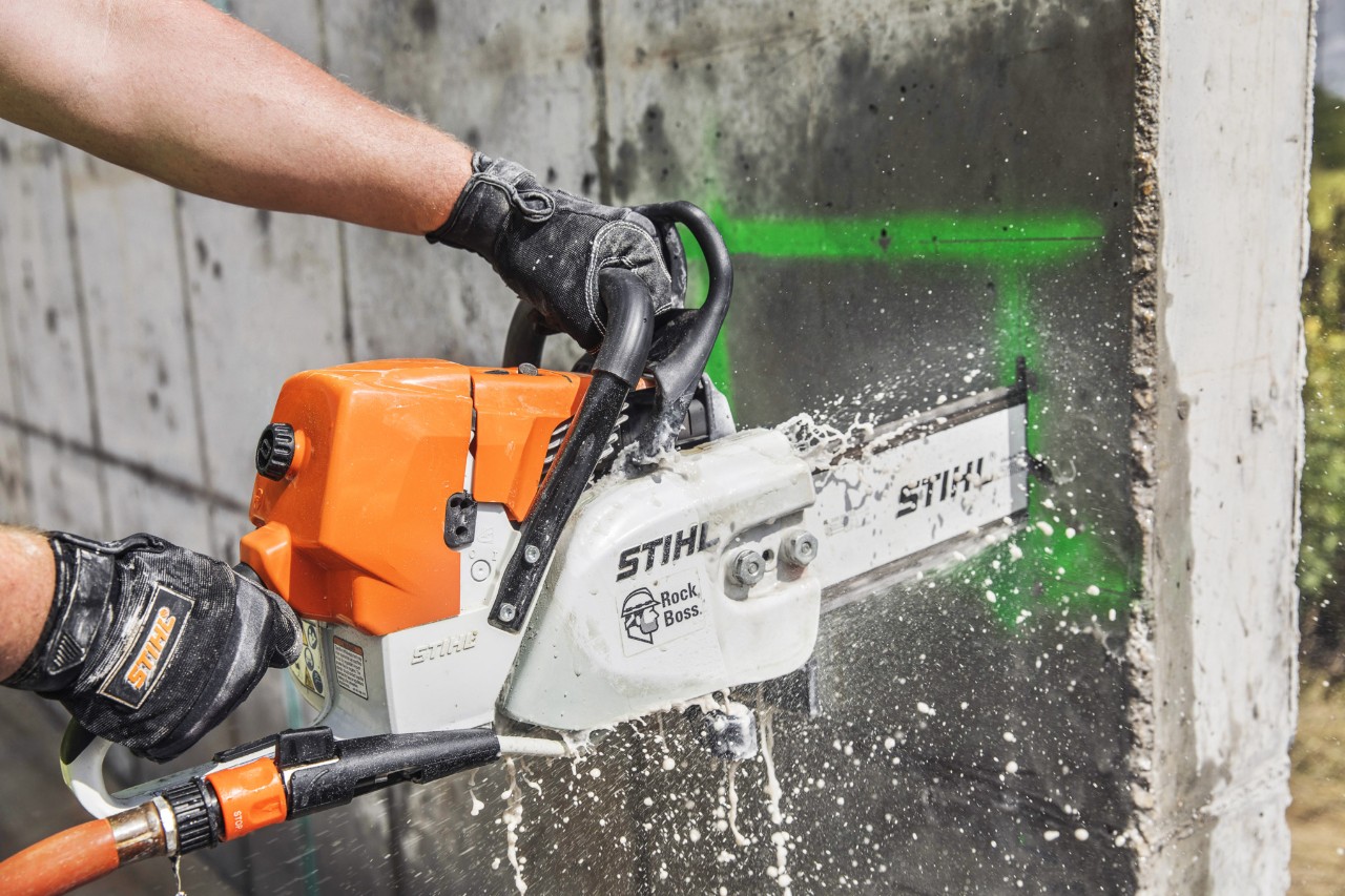 Nahaufnahme einer STIHL Kettensäge GS 461 im Einsatz auf dem Bau
