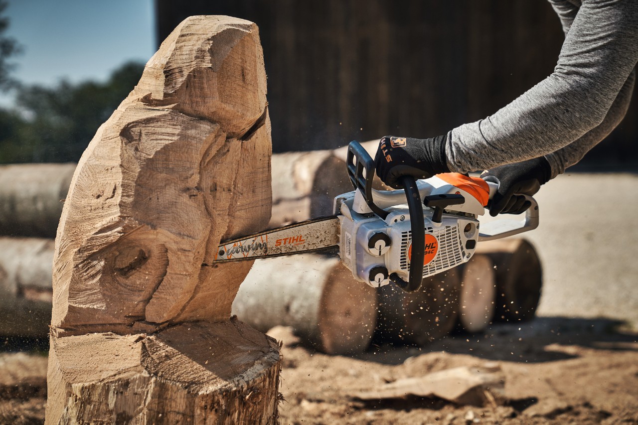 Nahaufnahme von der Nutzung einer STIHL Kettensäge beim Carving