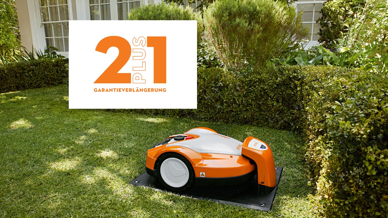 iMOW® Mähroboter in einem Garten. Darüber das Logo der 2+1 Garantieverlängerung