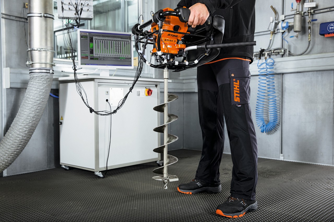 Ein STIHL Gerät wird auf seine Vibrationsbelastung getestet