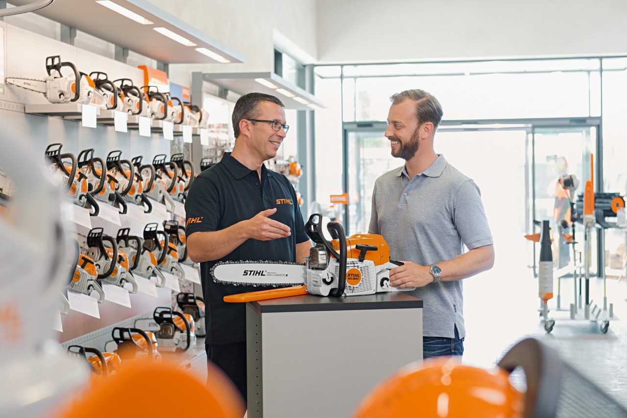 Mann bei einem Beratungsgespräch für eine STIHL Motorsäge mit einem STIHL Fachhändler 