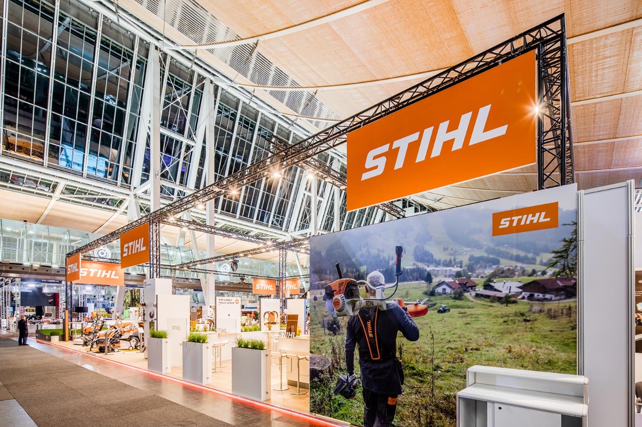 Großer Messestand von STIHL im Innenbereich