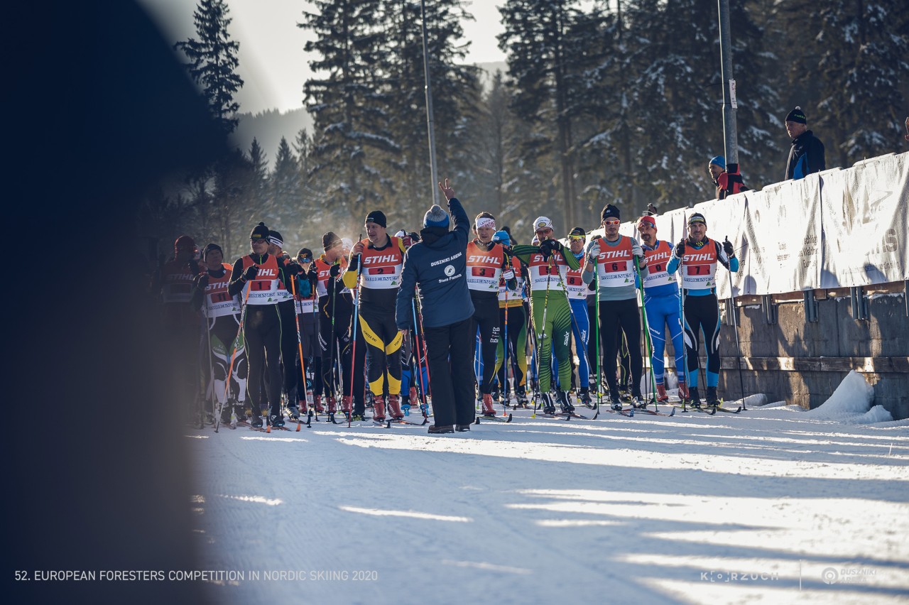 Langläufer bei der Nordischen Ski EM der Förster (EFNS) vor dem Start mit STIHL als Sponsor auf den Trikots