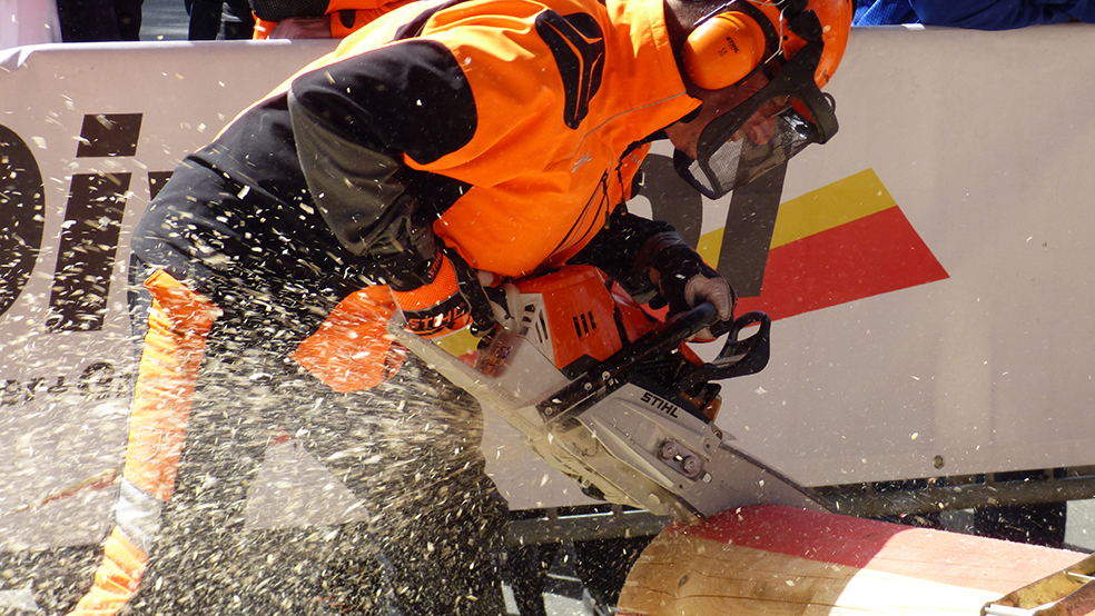 Sportholzfäller bei den Waldarbeitsmeiterschaften führt mit STIHL MS 500i die Disziplin Kombinationsschnitt aus
