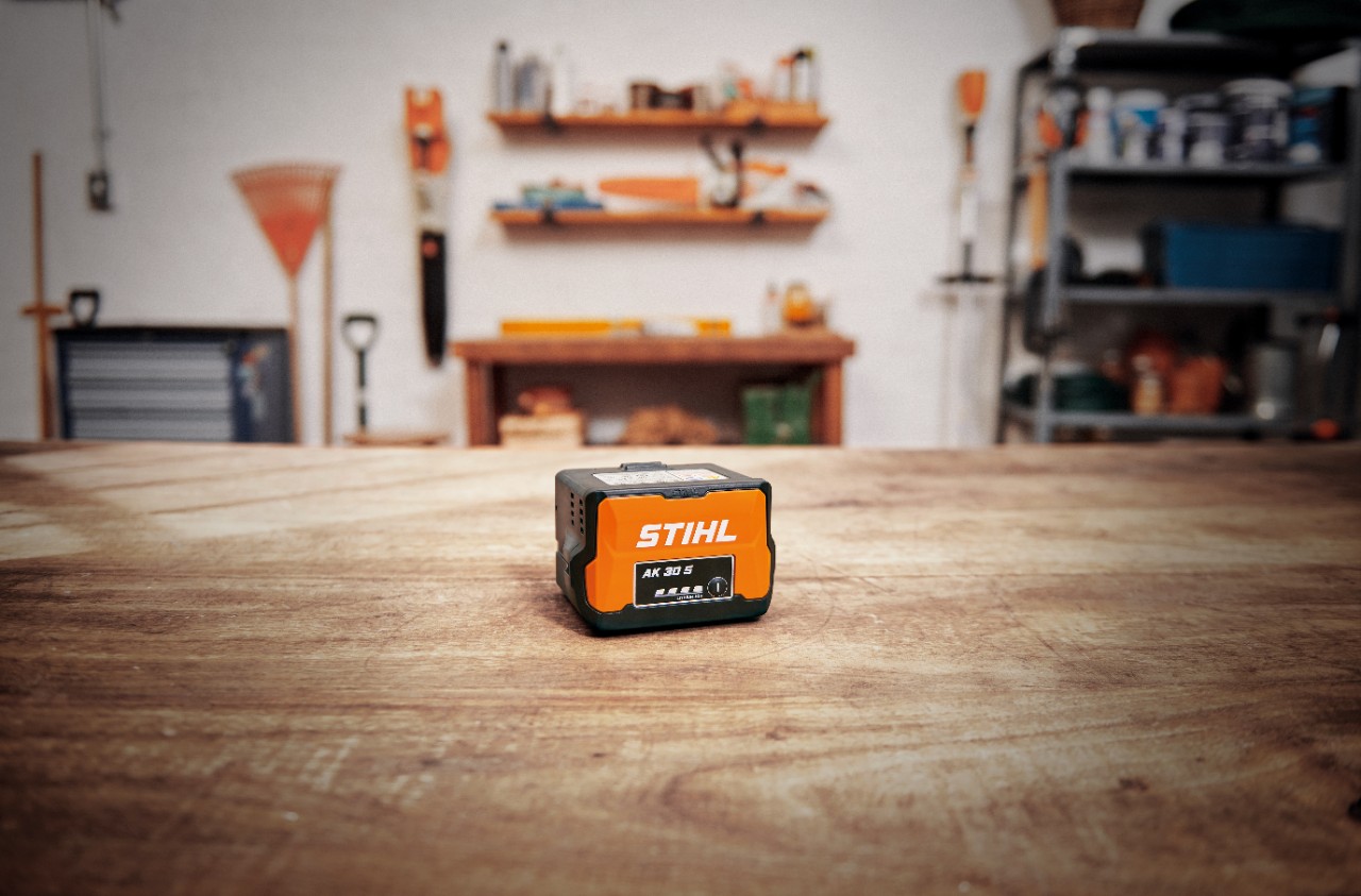 Werkstatt mit einem STIHL Akku AK 30 S auf einem Holztisch 