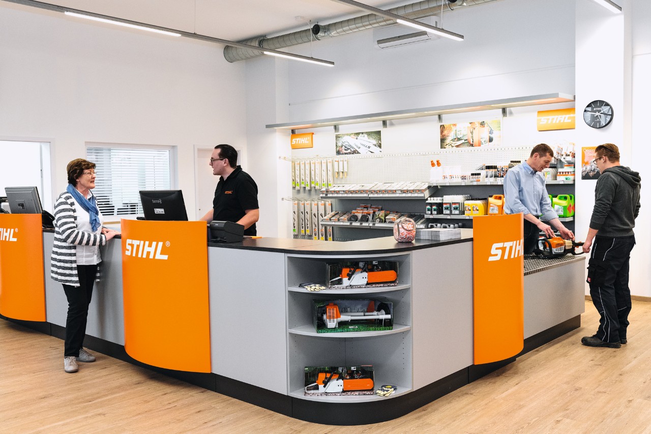Verkaufsraum des STIHL Fachhandels mit Angestellten und Kundschaft  