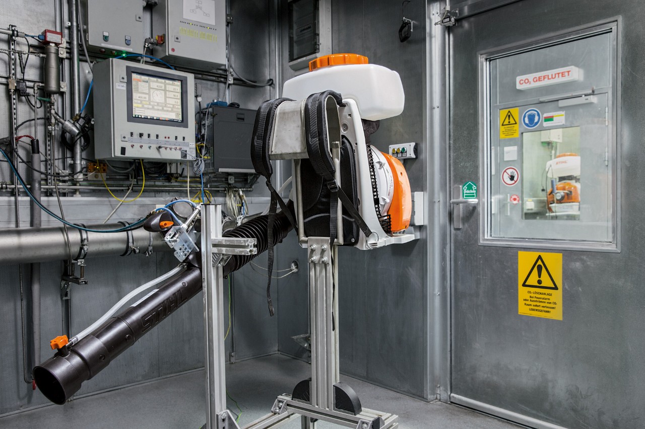 STIHL Gerät in einer Prüfkabine zur Dauererprobung