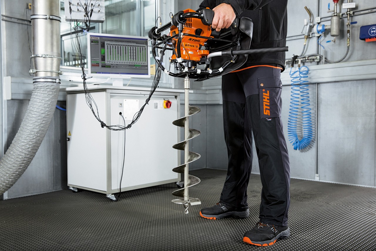  Person unterzieht STIHL Gerät einem Vibrationstest im Labor