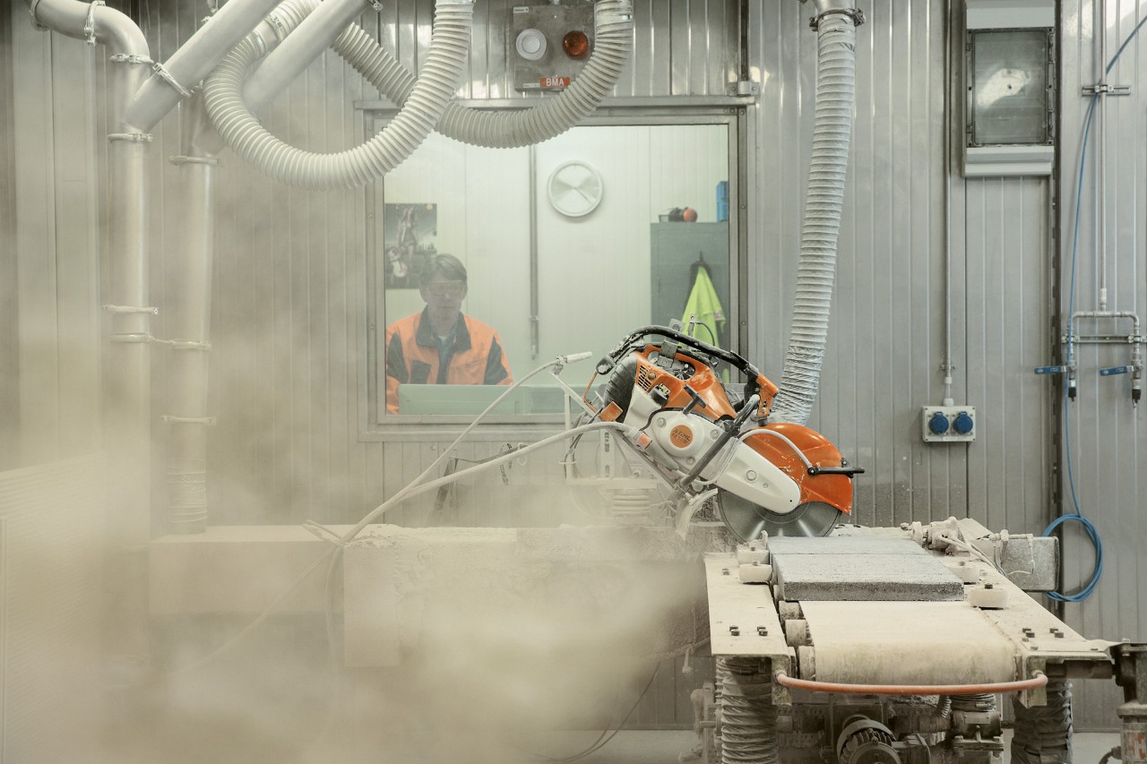  STIHL Gerät wird in einem Labor einer Staubprüfung unterzogen