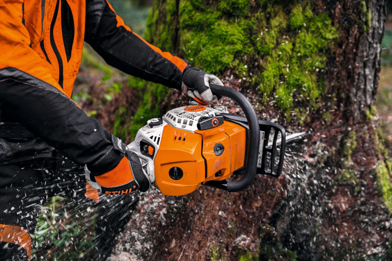 Mann in Schutzausrüstung arbeitet mit dem STIHL Trennschleifer MS 500i