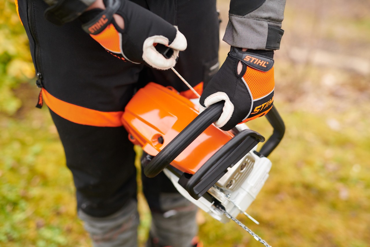 STIHL Benzin-Kettensäge MS 261 C-M mit Dekompressionsventil wird gestartet