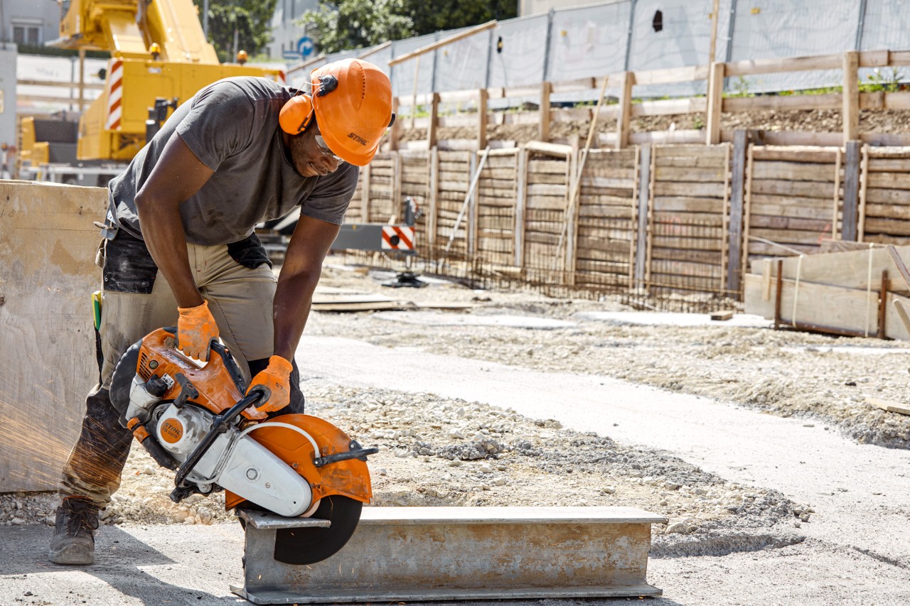 Stahlträger wird auf der Baustelle mit einem STIHL Trennschleifer MS 500i zerschnitten
