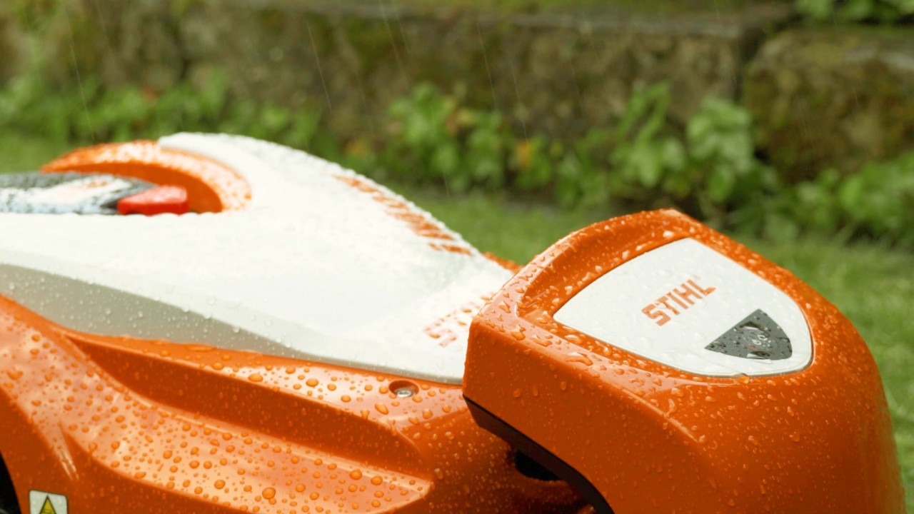 STIHL iMOW®  bei Regen in seiner Dockingstation