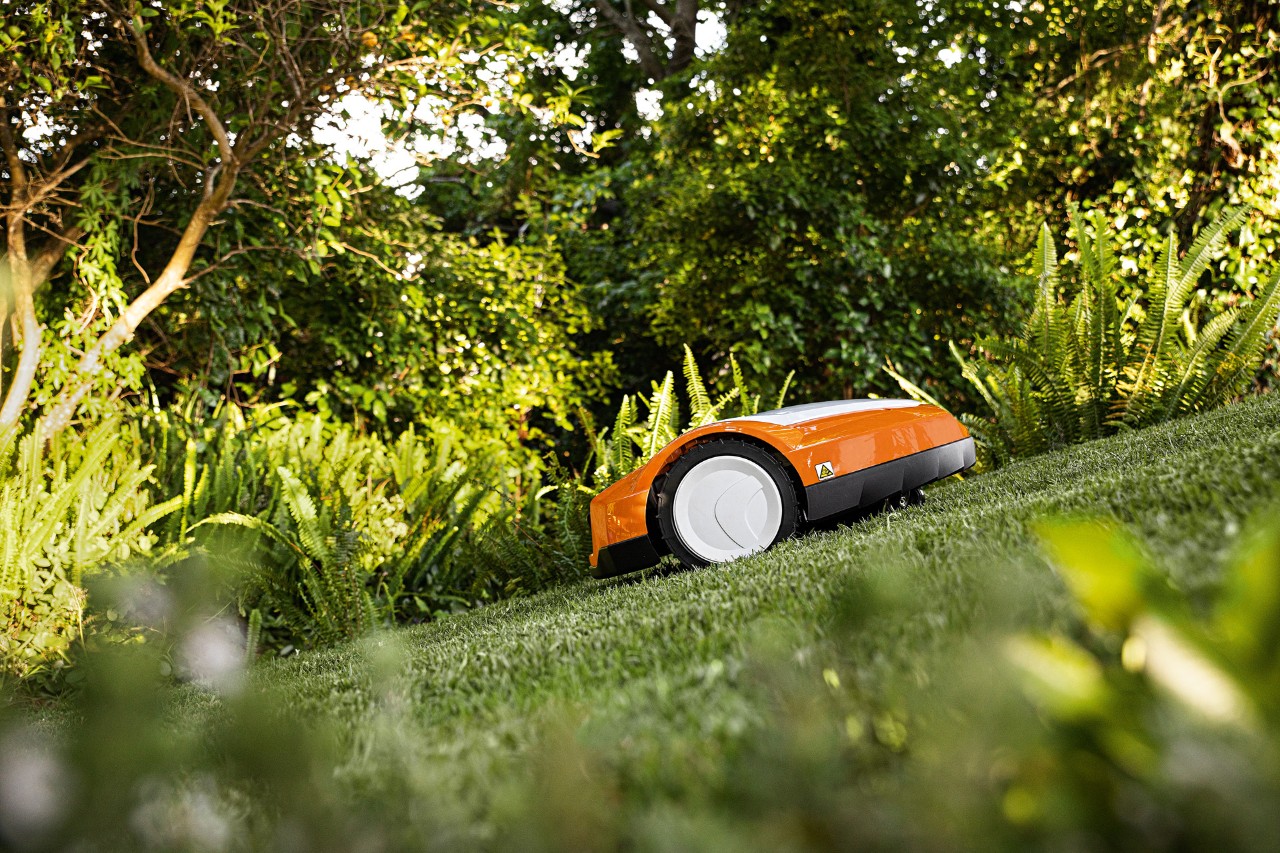  STIHL iMOW® Mähroboter RMI 632 fährt eine Steigung hoch