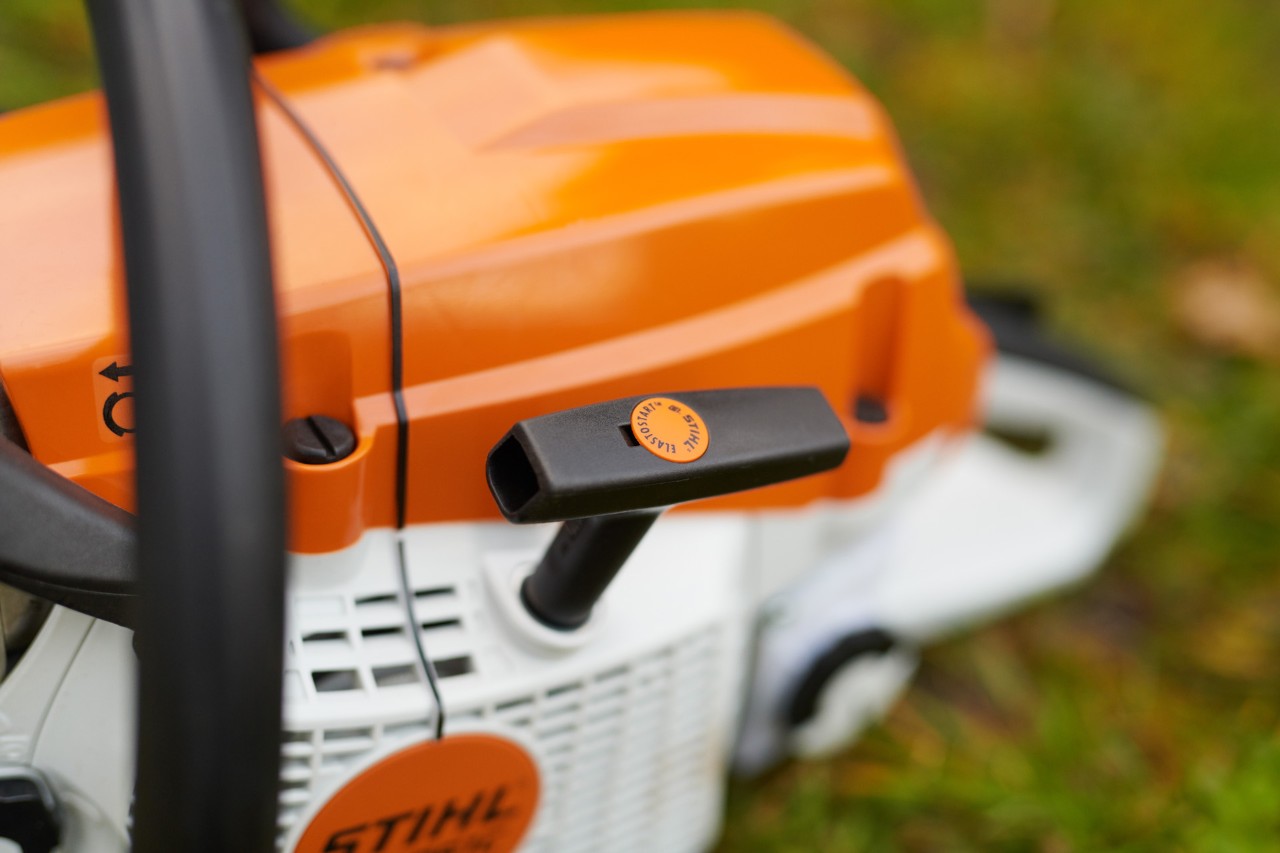 Nahaufnahme vom Startgriff mit ElastoStart an der STIHL Benzin-Kettensäge MS 261 C-M