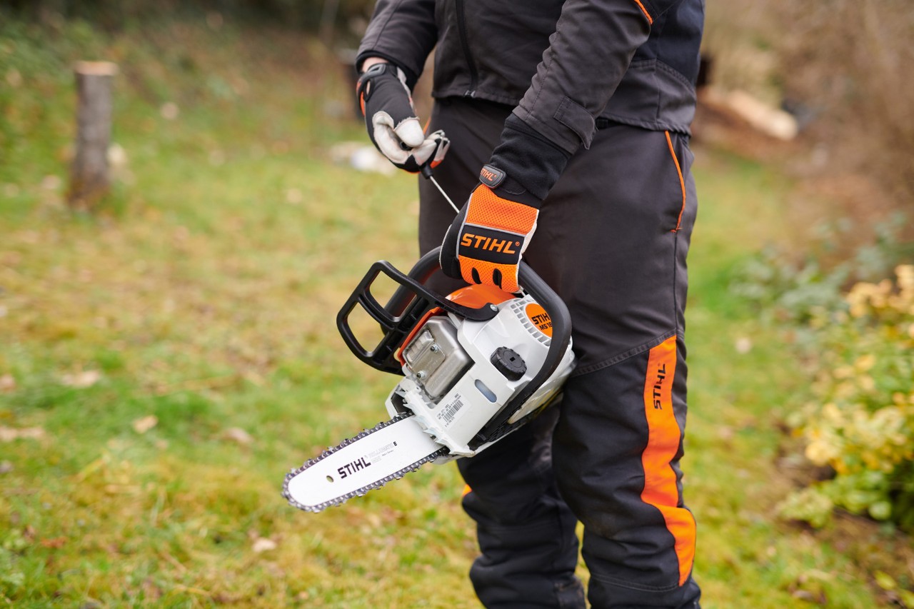STIHL Benzin-Kettensäge 180 C-BE mit ErgoStart in Benutzung