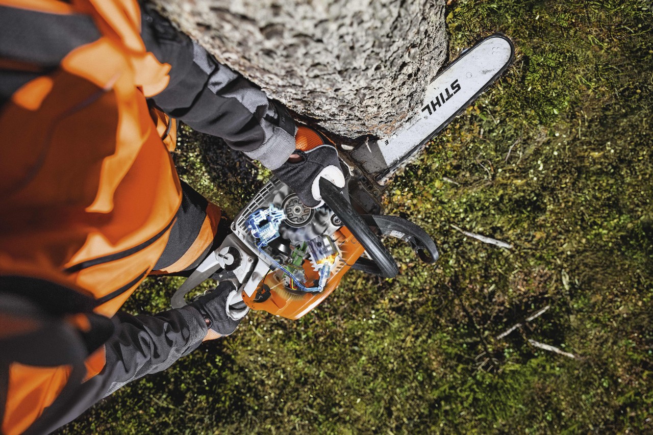 Person in Schutzausrüstung sägt Baum mit STIHL Kettensäge MS 261 C-M